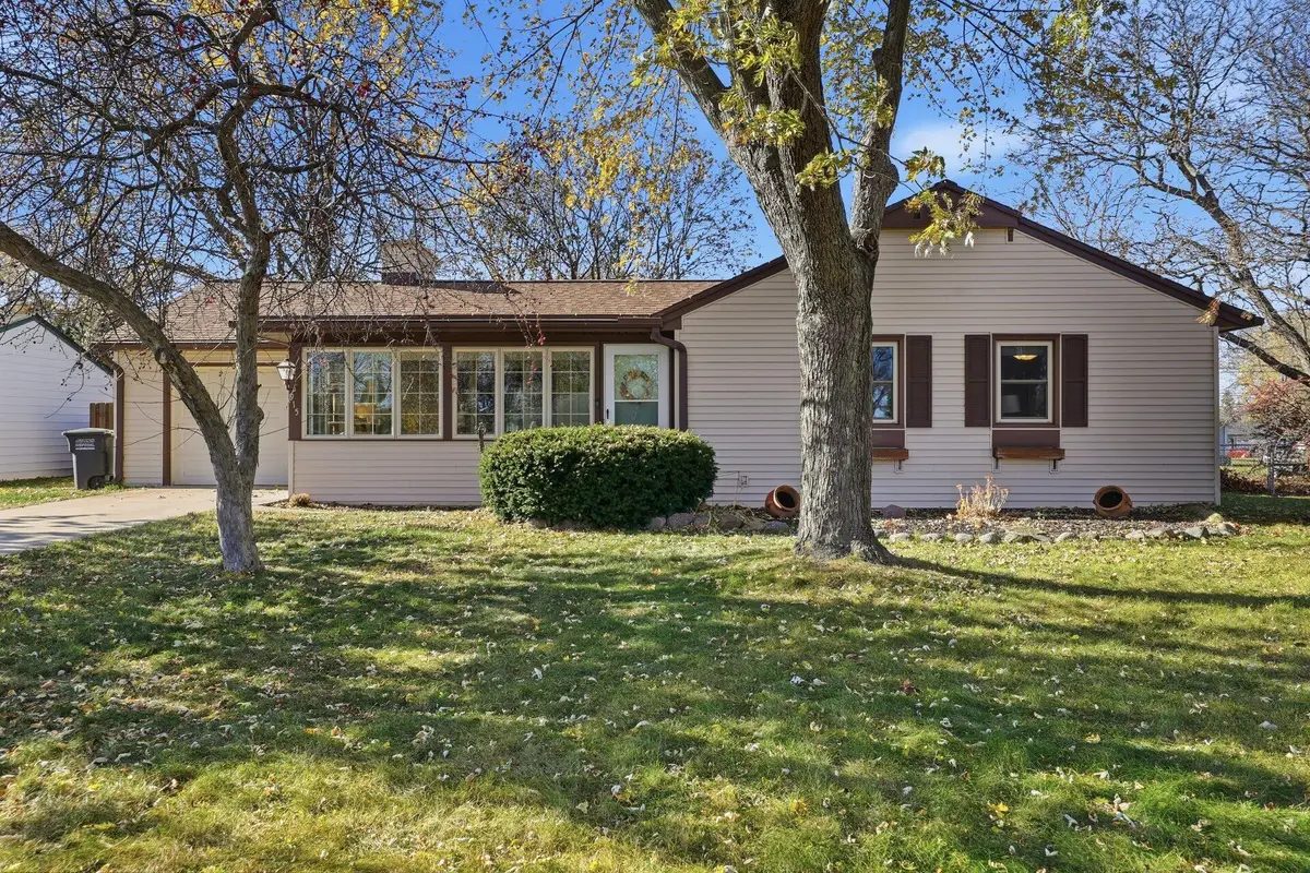 915 Parkview Ln, Mukwonago, WI 53149 - Image #1