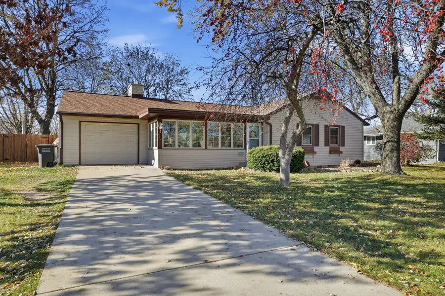 915 Parkview Ln, Mukwonago, WI 53149 - Image #2