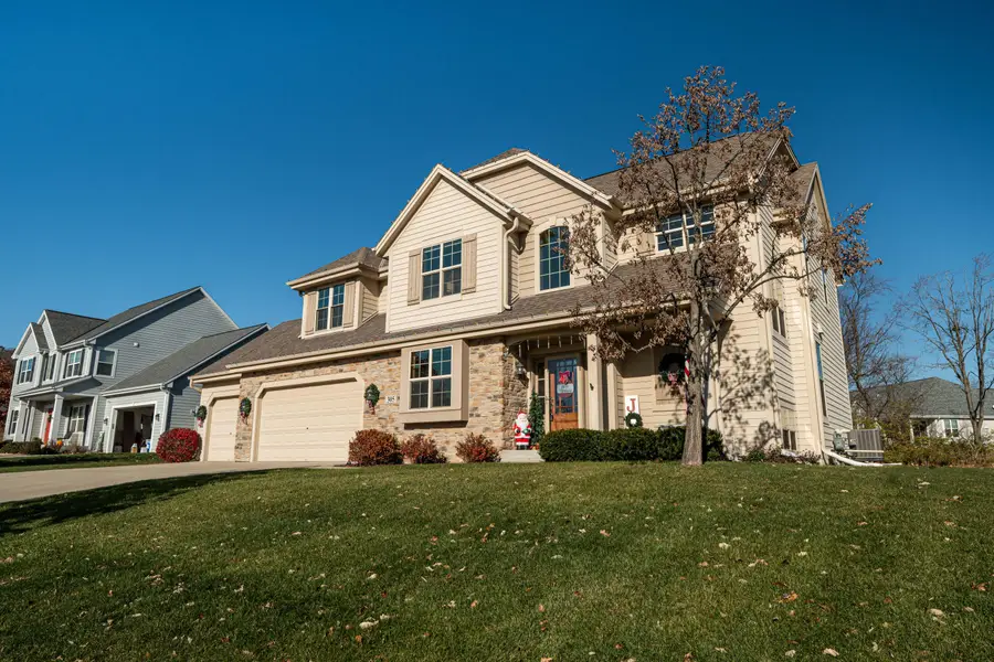305 Century Oak Dr, Waukesha, WI 53188 - Image #3