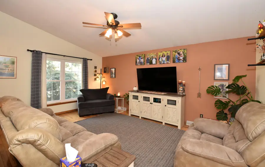 1087 Cleveland Ave, Hartford, WI 53027 - Image #3