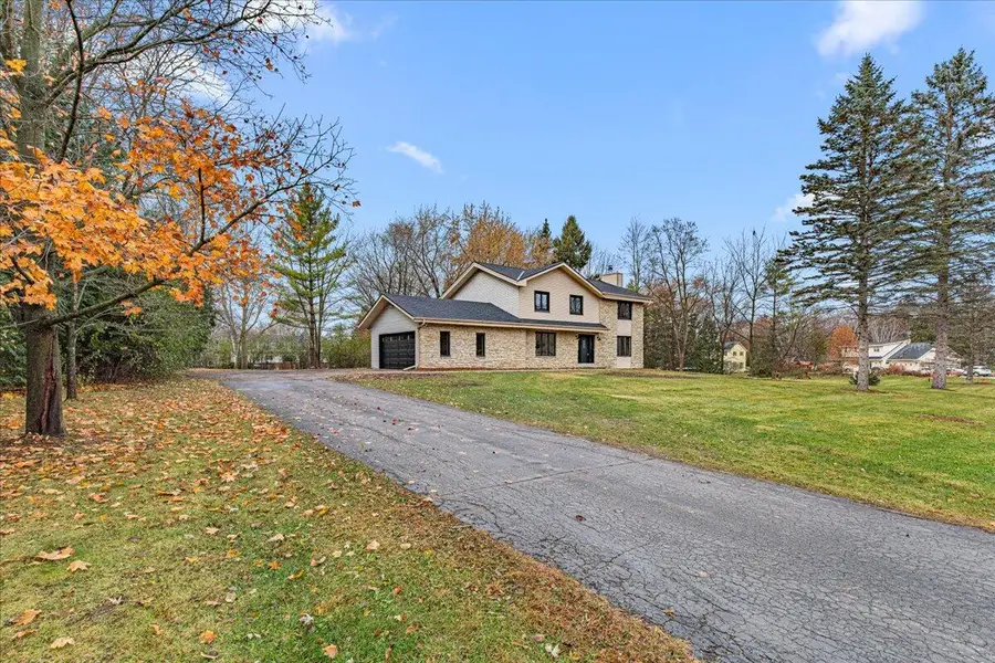 11747 N Vega Ave, Mequon, WI 53097 - Image #2