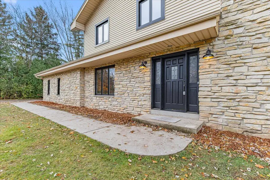 11747 N Vega Ave, Mequon, WI 53097 - Image #3