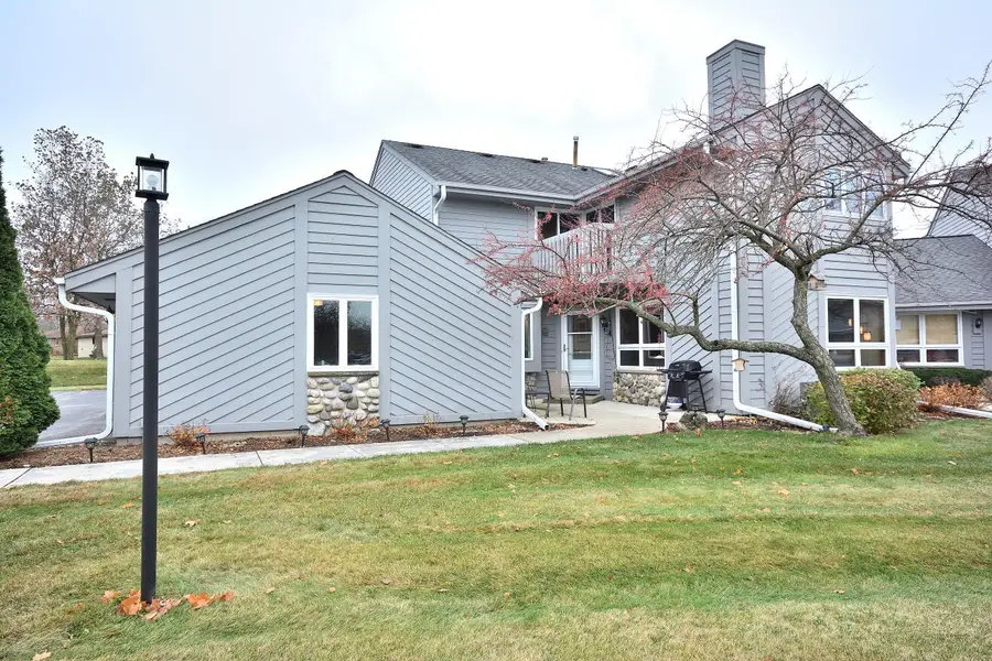 15735 W Brook Dr, New Berlin, WI 53151 - Image #2