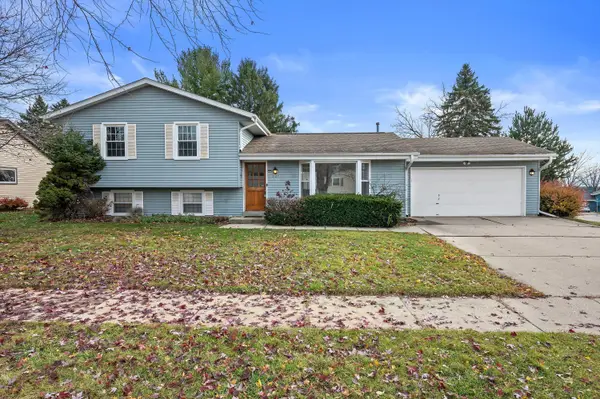 2127 Bonnie Ln, Waukesha, WI 53188