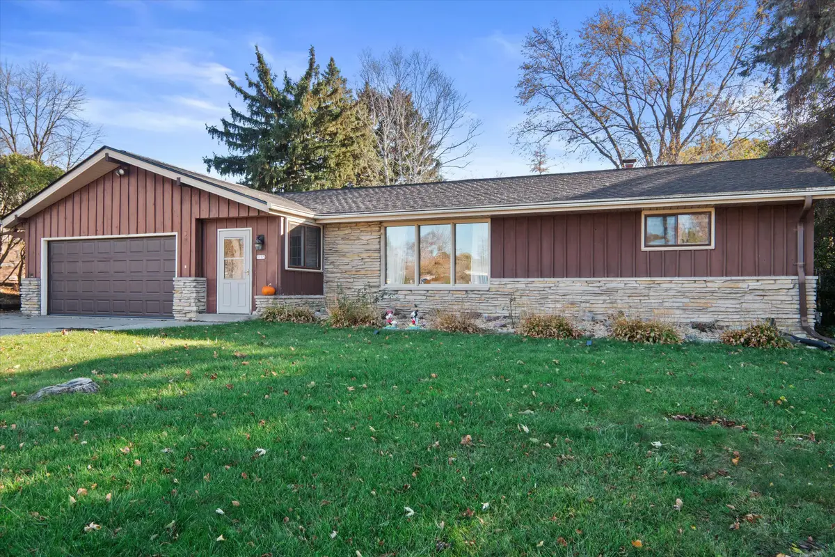 3105 W Valanna Ct, Glendale, WI 53209 - Image #1