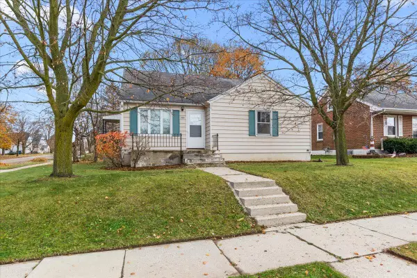 305 S Silverbrook Dr, West Bend, WI 53095