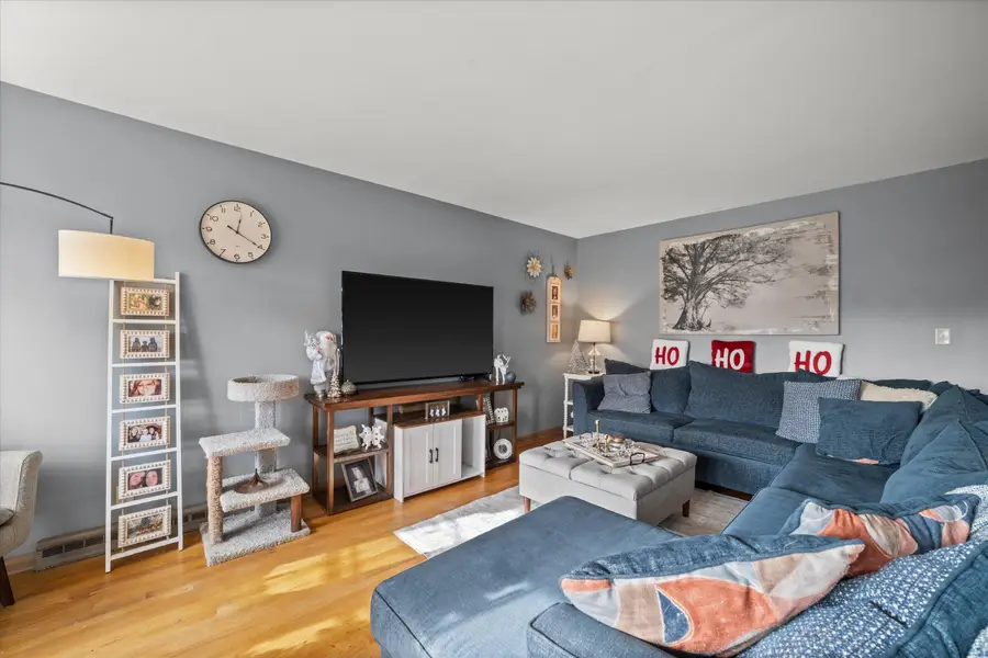 7738 W Eden Pl, Milwaukee, WI 53220 - Image #2