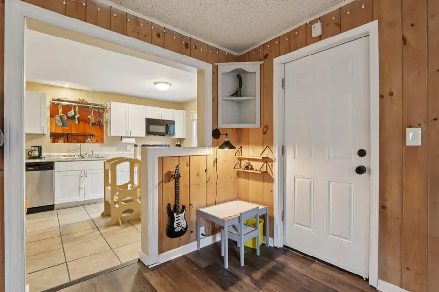 302 Eagle Lake Ave, Mukwonago, WI 53149 - Image #2