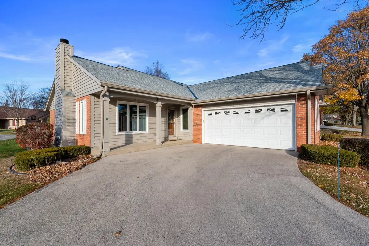 5405 Somerset Ln S, Greenfield, WI 53221 - Image #1