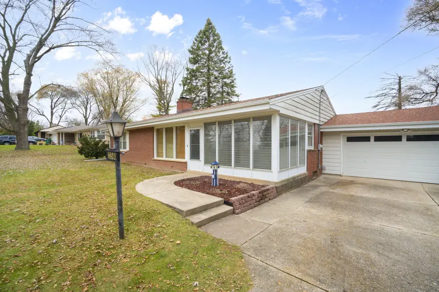 N89W13560 Bonnie Ln, Menomonee Falls, WI 53051 - Image #2