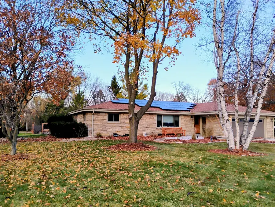 1420 W Larkspur Ln, River Hills, WI 53217 - Image #2
