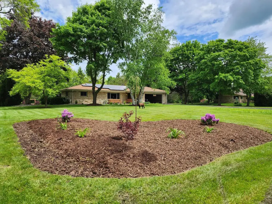 1420 W Larkspur Ln, River Hills, WI 53217 - Image #3