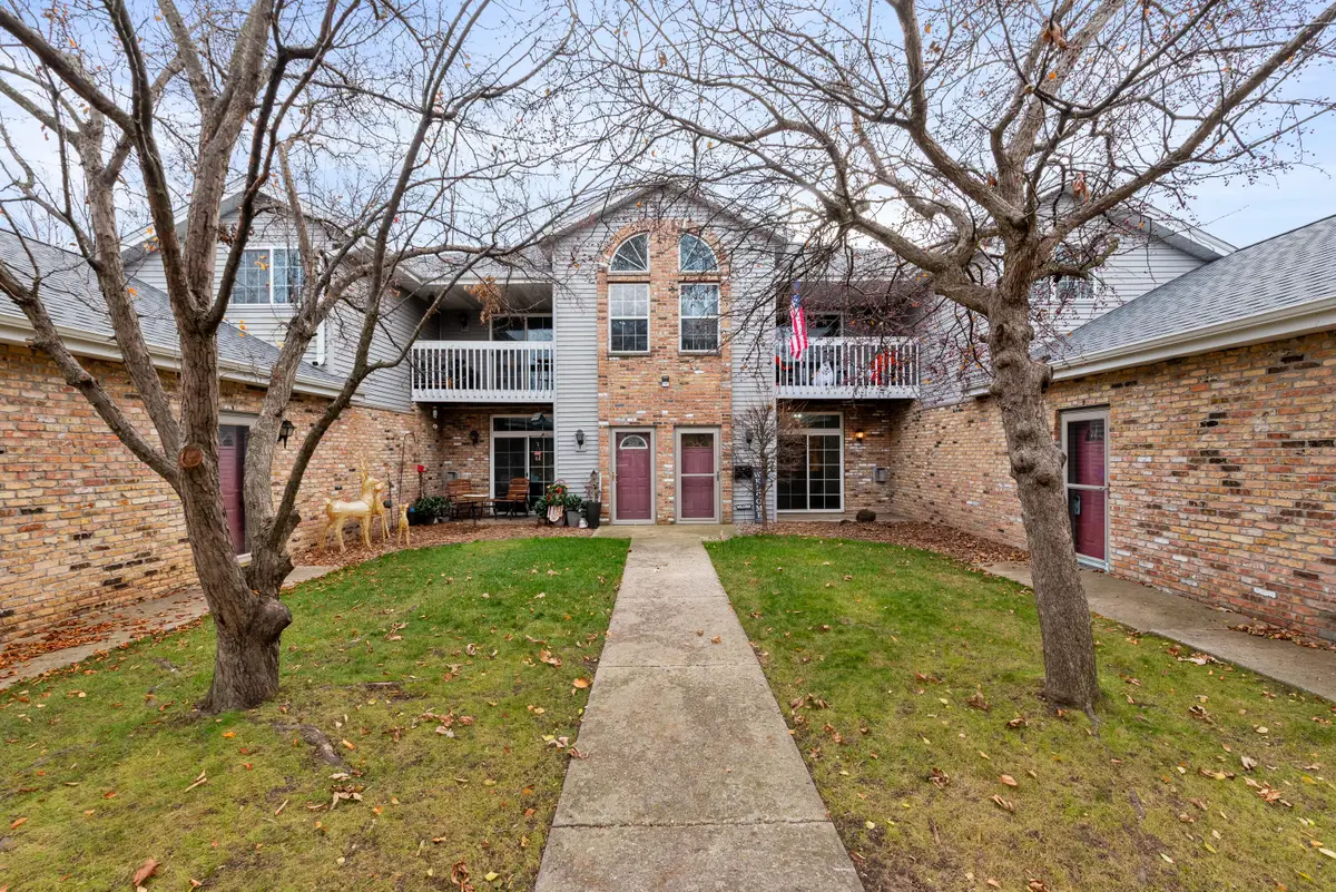 180 W Oak Leaf Dr, Oak Creek, WI 53154 - Image #1