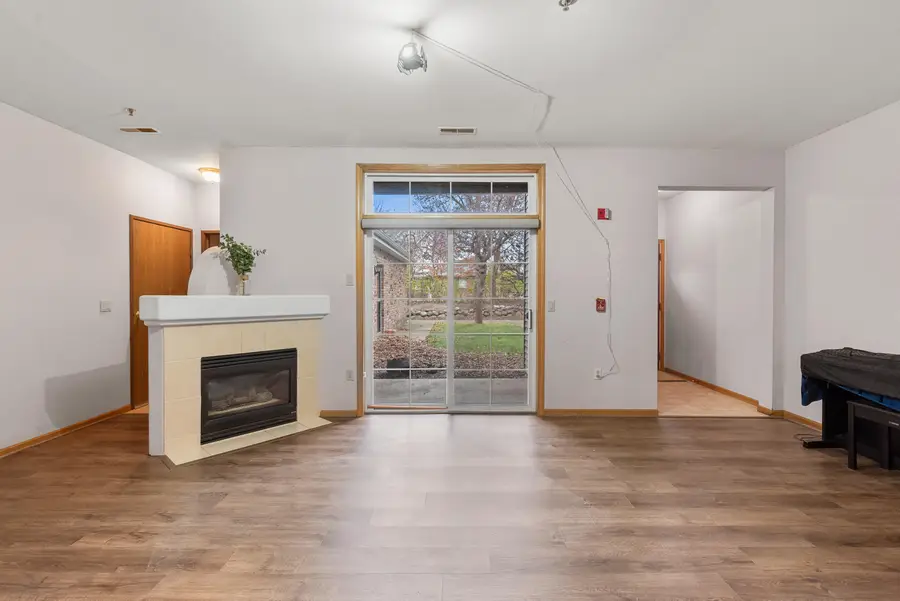 180 W Oak Leaf Dr, Oak Creek, WI 53154 - Image #3