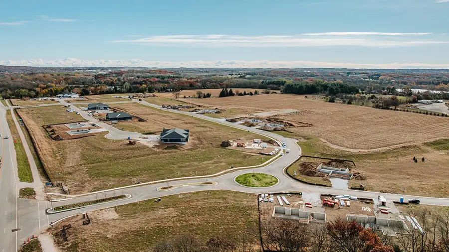 466 W Talbots Woods Dr, Dousman, WI 53066 - #3