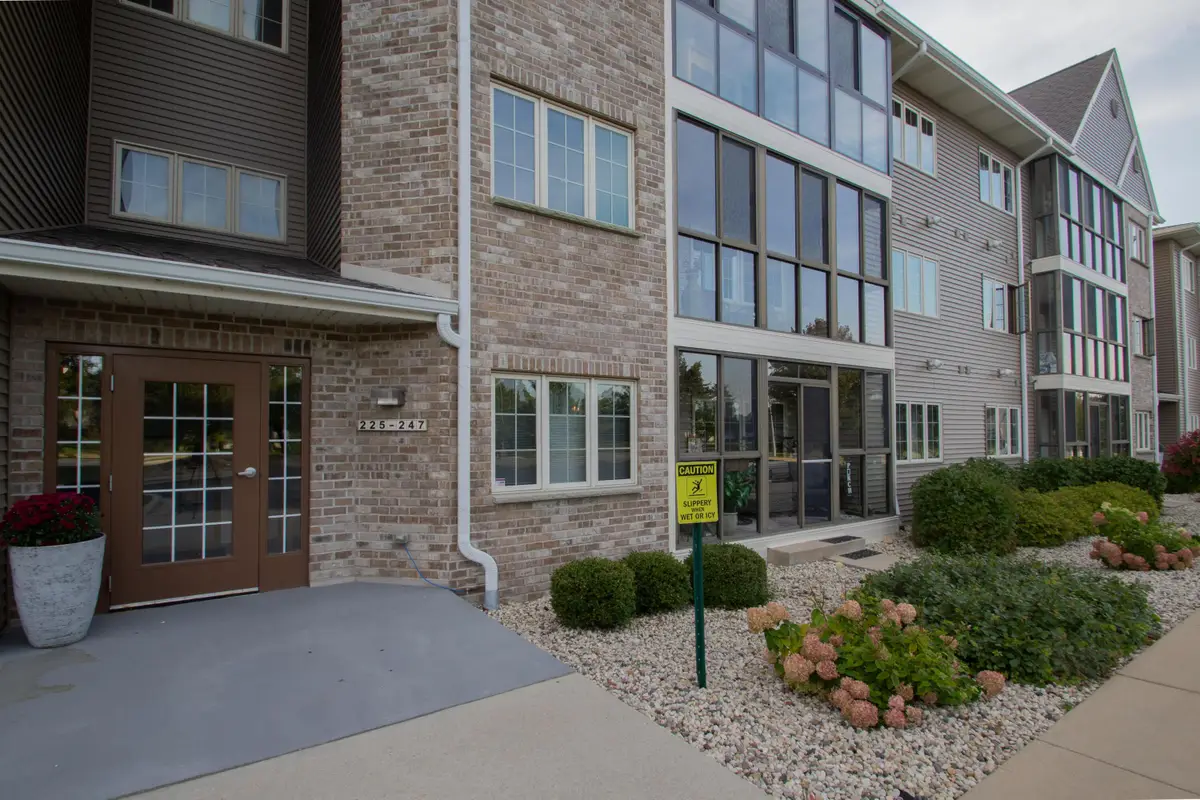 245 Oconomowoc Pkwy, Oconomowoc, WI 53066 - Image #1