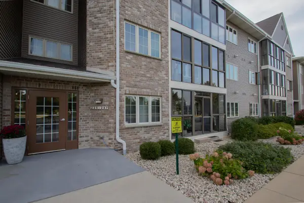 245 Oconomowoc Pkwy, Oconomowoc, WI 53066