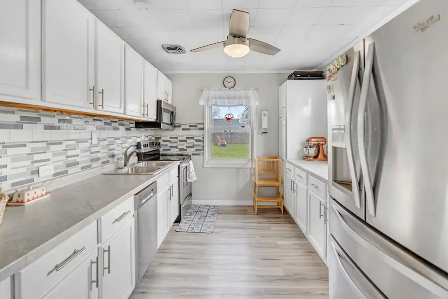 957 Macarthur Dr, Manitowoc, WI 54220 - Image #3