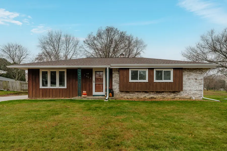 1023 Knollwood Dr, Saukville, WI 53080 - Image #2
