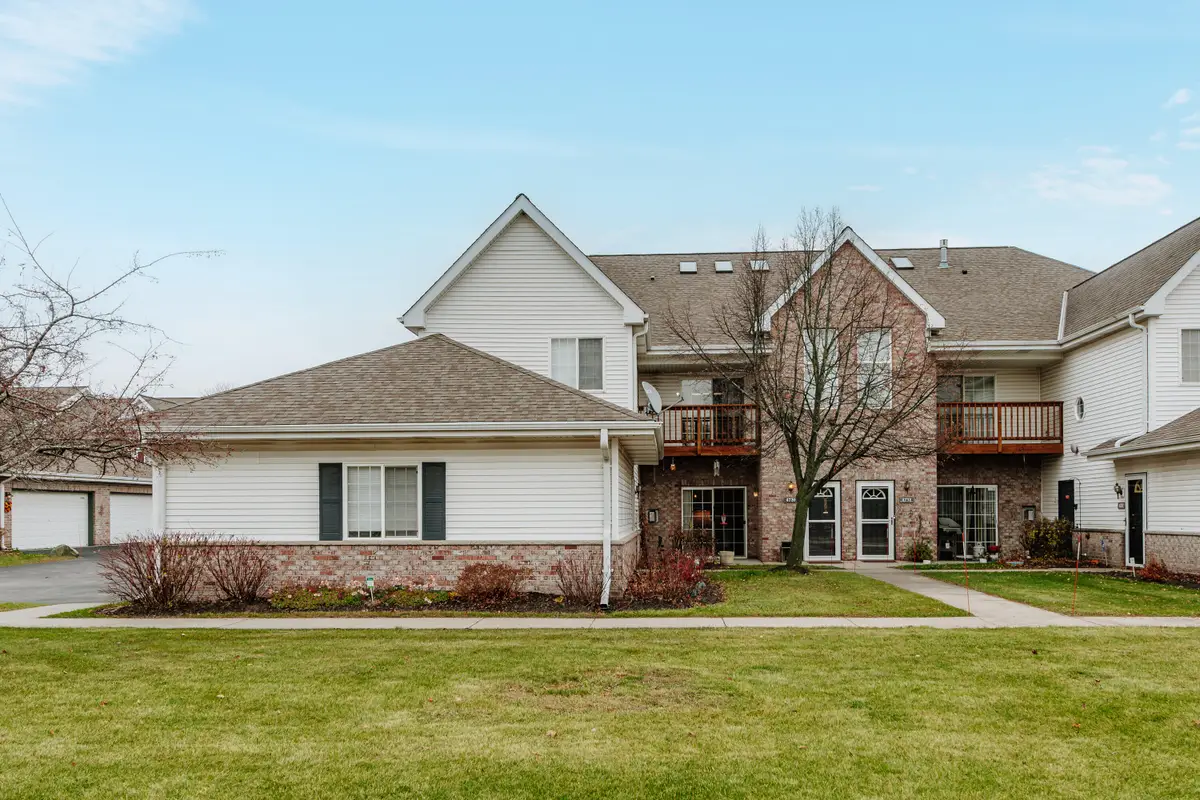 4720 S Hunter Ln, New Berlin, WI 53151 - Image #1