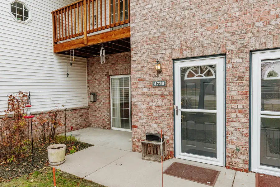 4720 S Hunter Ln, New Berlin, WI 53151 - Image #2