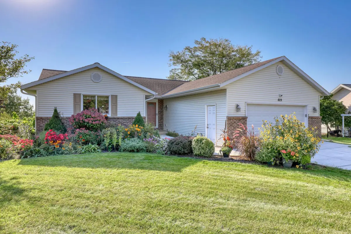 829 Royal Dr, West Bend, WI 53090 - Image #1