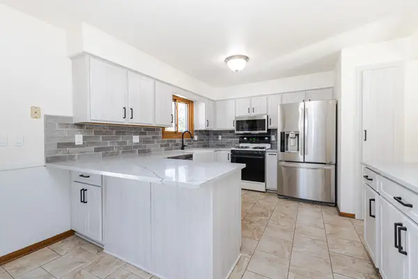 2006 Garland Ave, Waukesha, WI 53188