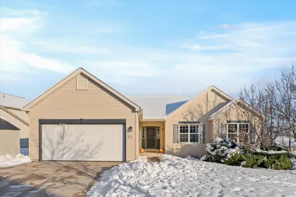 814 Chisholm Ln, Port Washington, WI 53074