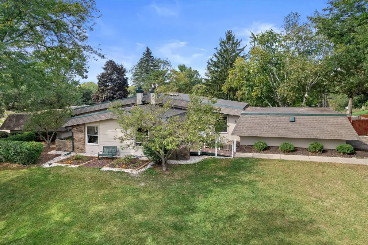 108 E Oak Crest Ln, Wales, WI 53183 - Image #1