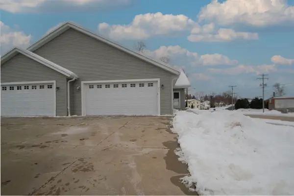 301 Creekside Ct, Watertown, WI 53098