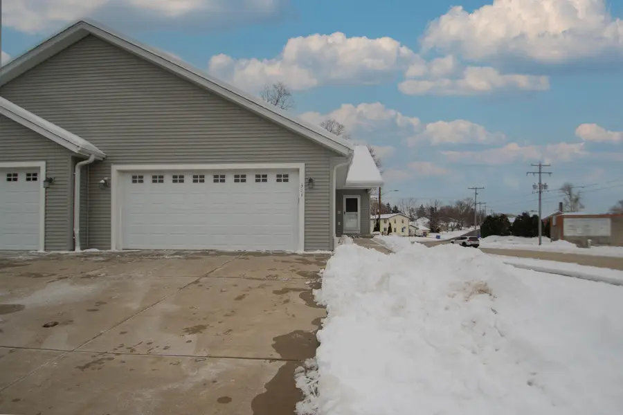 301 Creekside Ct, Watertown, WI 53098 - Image #2