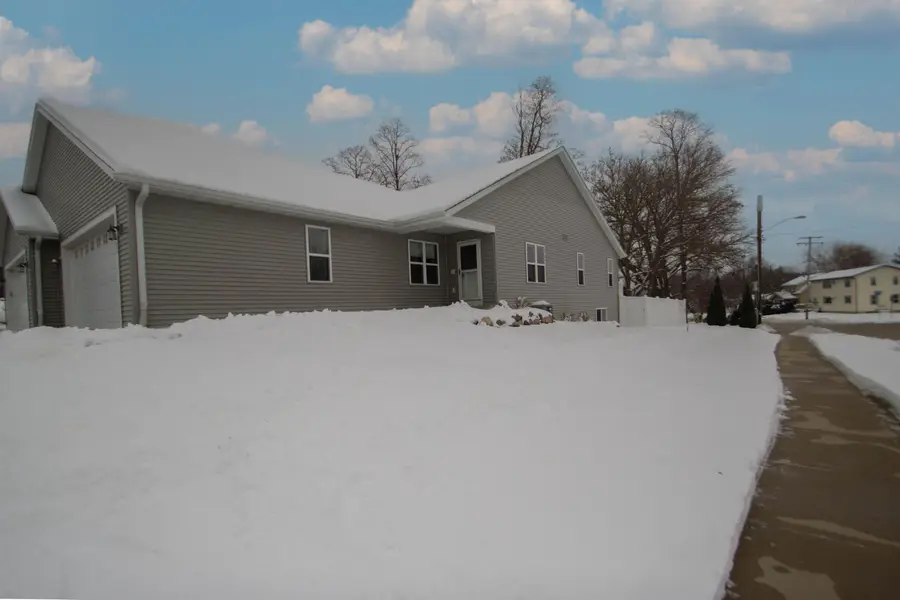 301 Creekside Ct, Watertown, WI 53098 - Image #3