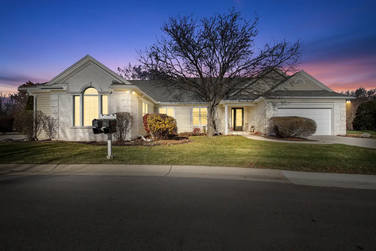 W233N3088 Oakmont Ct, Pewaukee, WI 53072 - Image #1