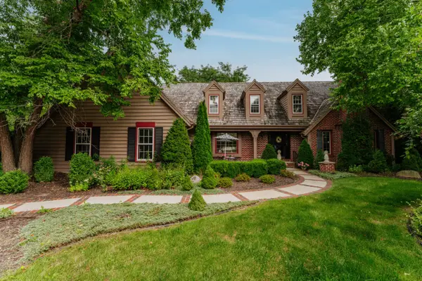 8266 S Country Club Cir, Franklin, WI 53132