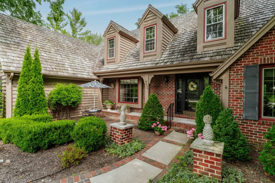 8266 S Country Club Cir, Franklin, WI 53132 - Image #2