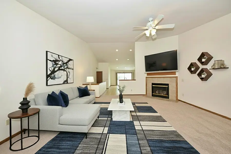 1604 Morning Glory Dr, Hartford, WI 53027 - Image #2