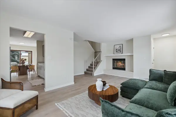 530 Manchester Ln, Hartland, WI 53029