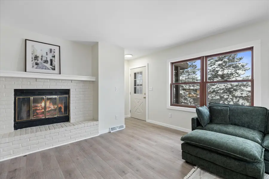 530 Manchester Ln, Hartland, WI 53029 - Image #3