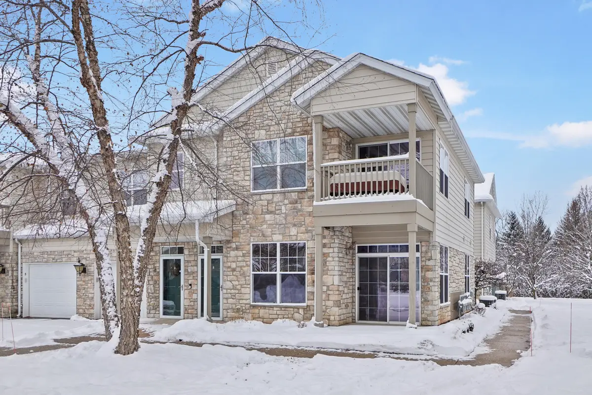 N17W26541 Meadowgrass Cir, Pewaukee, WI 53072 - Image #1