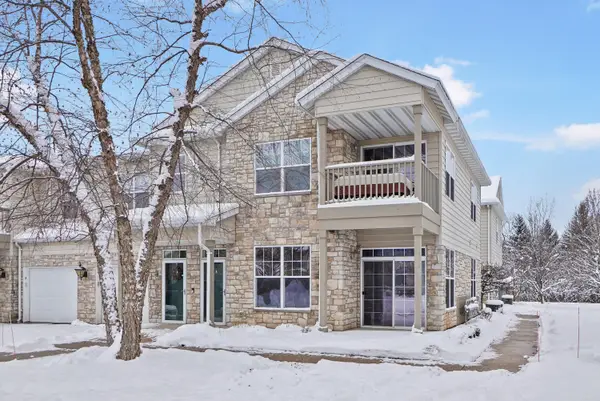 N17W26541 Meadowgrass Cir, Pewaukee, WI 53072