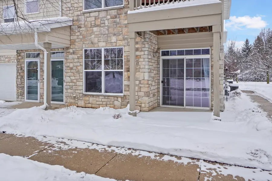 N17W26541 Meadowgrass Cir, Pewaukee, WI 53072 - Image #2