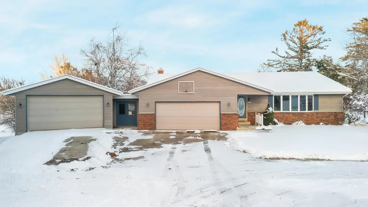 3155 Calumet Dr, Sheboygan, WI 53083 - Image #1