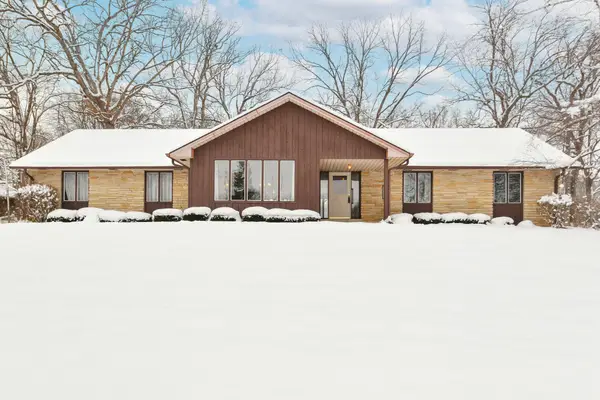 S40W26950 Oak Grove Ln, Waukesha, WI 53189