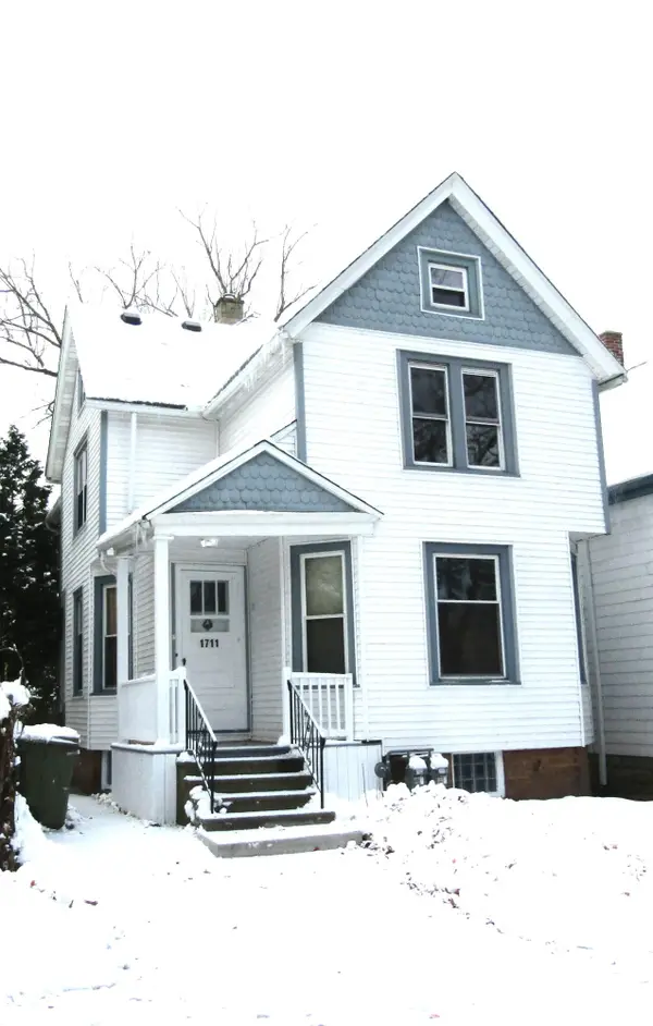 1711 E Belleview Pl, Milwaukee, WI 53211