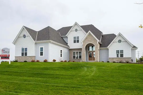 12810 Bluejay Ln, Mequon, WI 53097