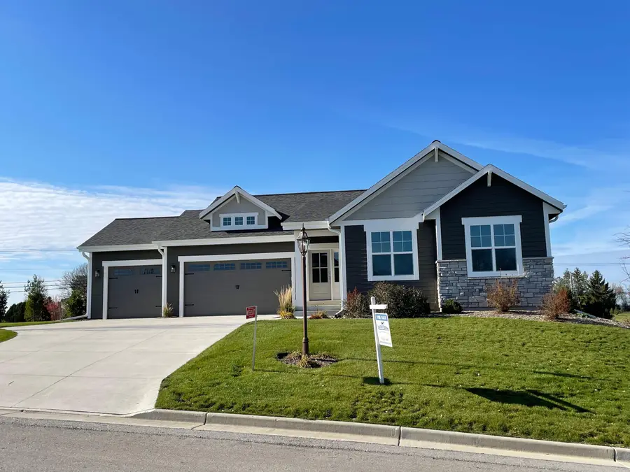 W255S5377 Primrose Ln, Waukesha, WI 53189 - Image #2
