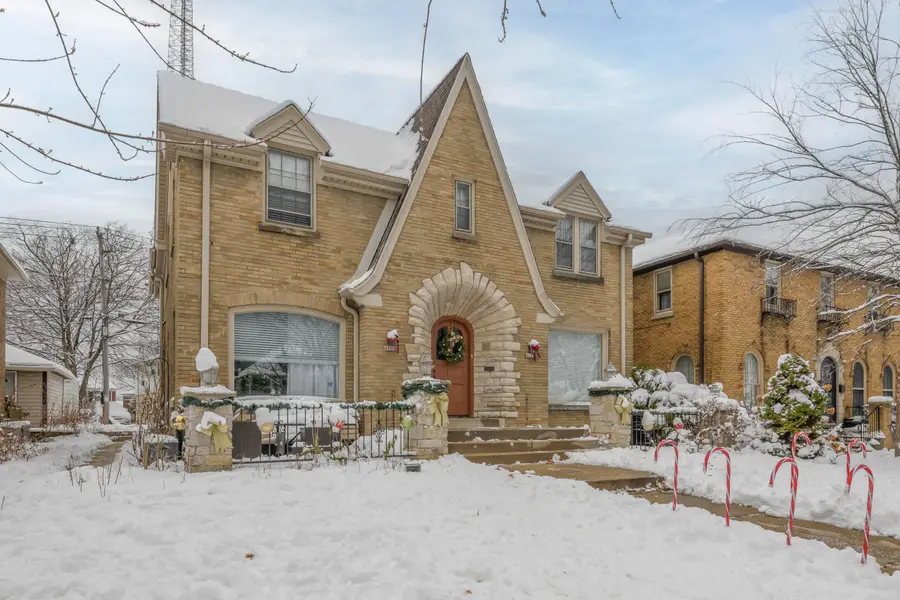 4111 N Woodburn St, Shorewood, WI 53211 - Image #2