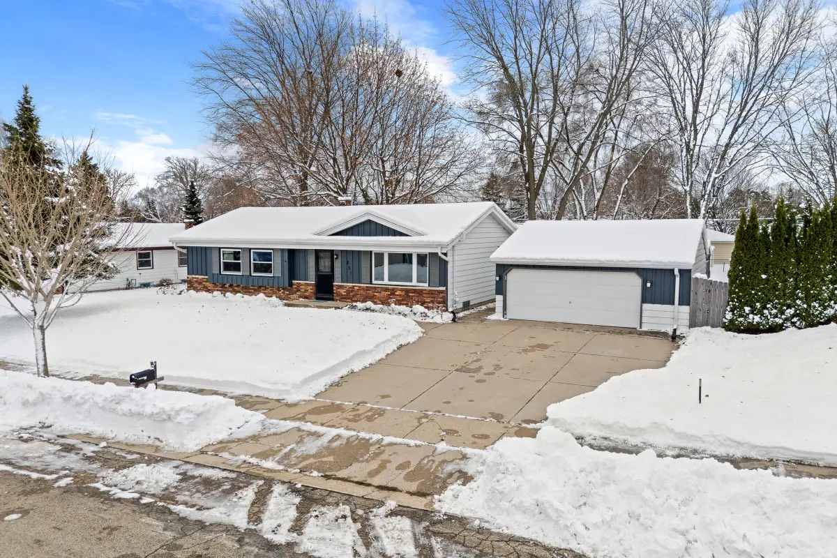 231 W Juniper Dr, Grafton, WI 53024 - Image #1