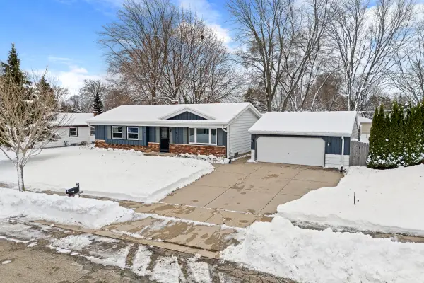 231 W Juniper Dr, Grafton, WI 53024