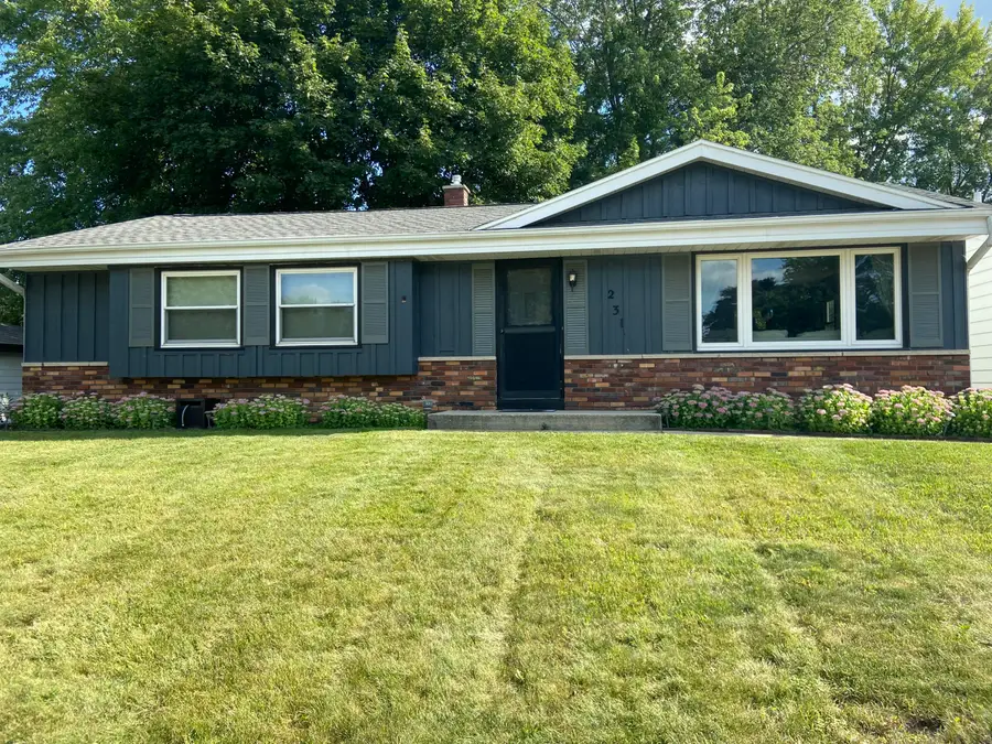 231 W Juniper Dr, Grafton, WI 53024 - Image #2